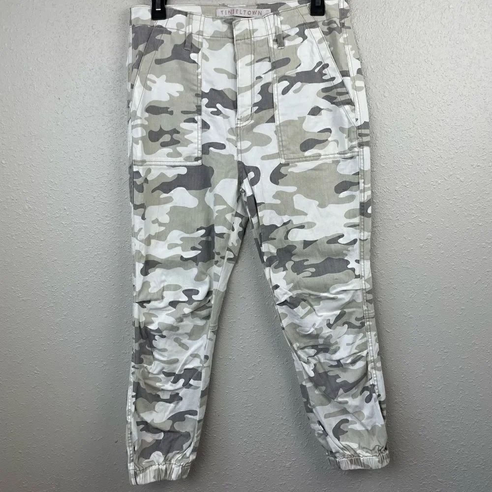 Tinseltown Stretch Cropped Camo Pants Size 7 EUC